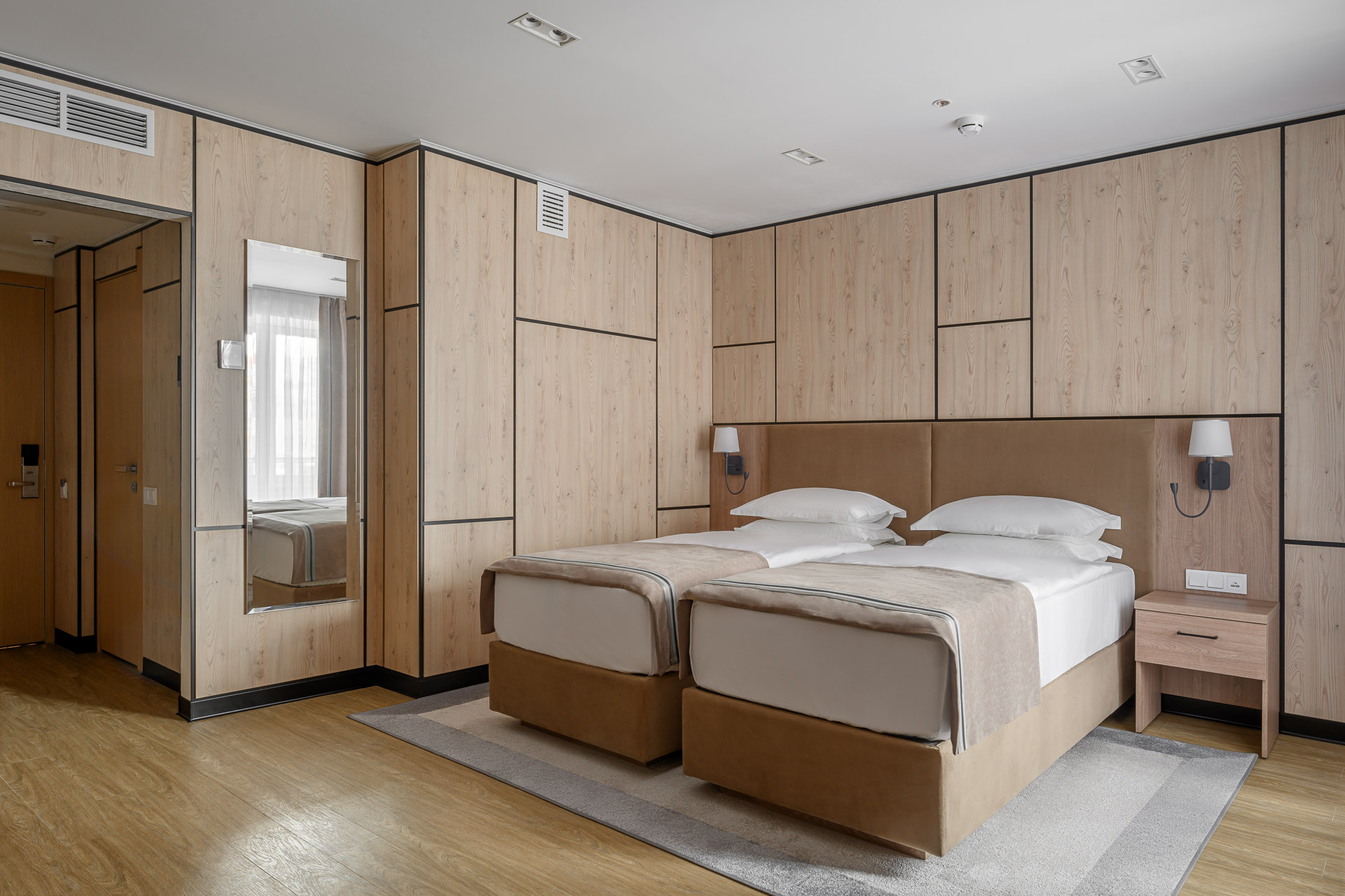 УЛУЧШЕННЫЙ СТАНДАРТ С ДВУМЯ РАЗДЕЛЬНЫМИ КРОВАТЯМИ